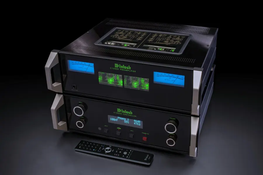 McIntosh presenta il preamplificatore C12000.