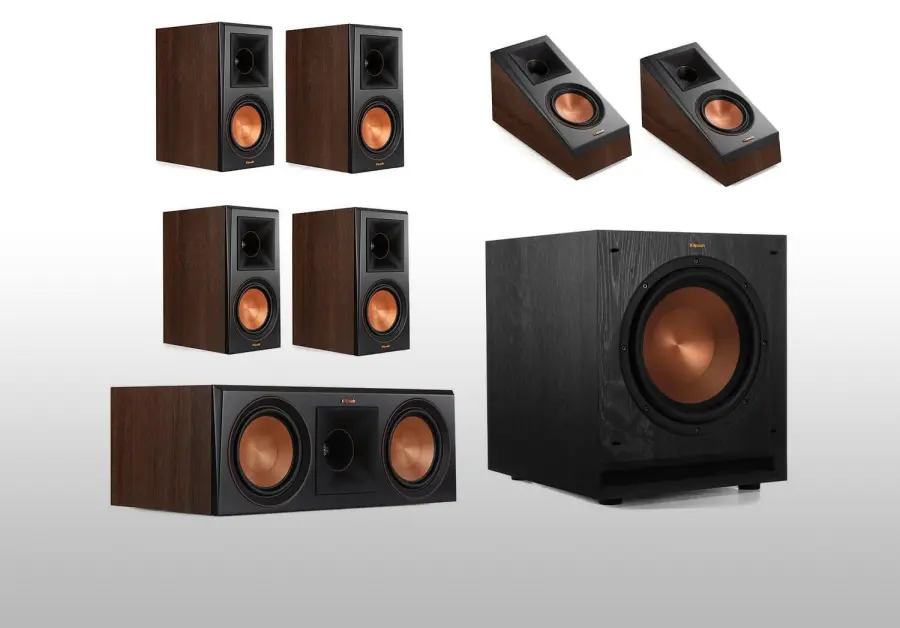 Questi sistemi di altoparlanti Klipsch con finitura in noce sono affari incredibili