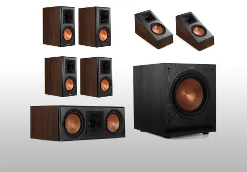 Questi sistemi di altoparlanti Klipsch con finitura in noce sono affari incredibili