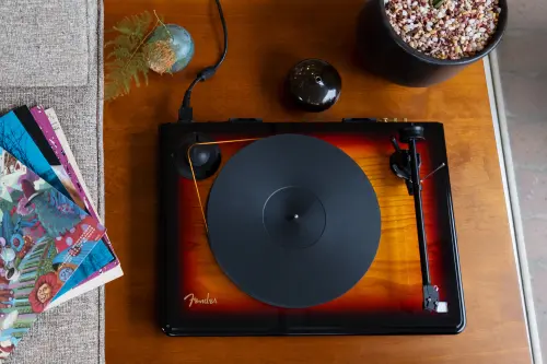 Fender x Mobile Fidelity Electronics lancia il primo giradischi ad alte prestazioni di Fender