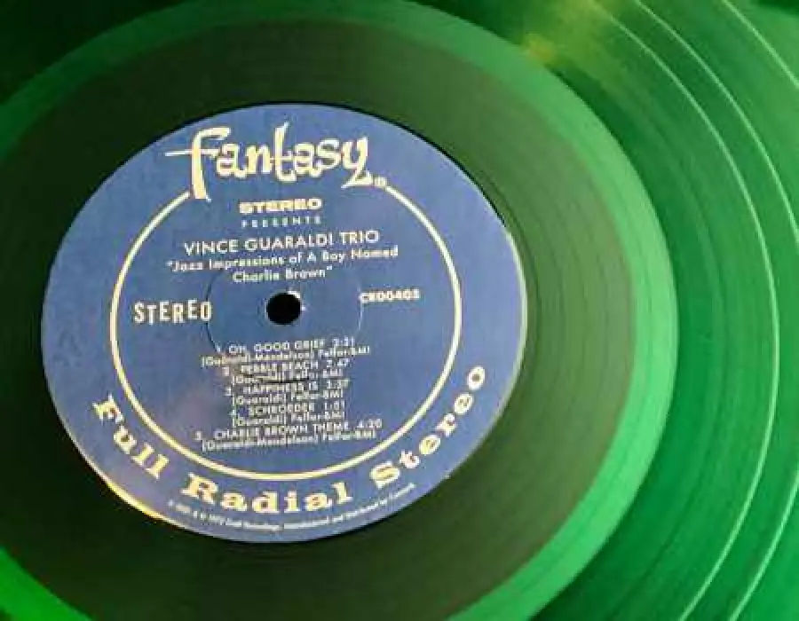 Chi è il primo? Charlie Brown e Vince Guaraldi si illuminano sul vinile verde baseball