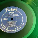 Chi è il primo? Charlie Brown e Vince Guaraldi si illuminano sul vinile verde baseball