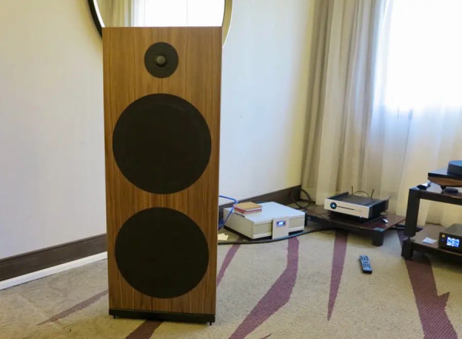 Diffusori Spatial Audio M3, Quad Artera Solus Play, giradischi Gold Note Mediterraneo, cavi Cardas