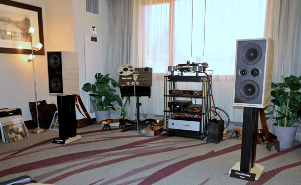 I nuovi altoparlanti Dhara di PranaFidelity ballano con E.A.R. e Townshend Electronics, Helius e Koetsu Analog, e Silversmith Cabling