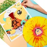 Vinyl Moon Record Club cura esperienze di ascolto di mixtape multi-artista