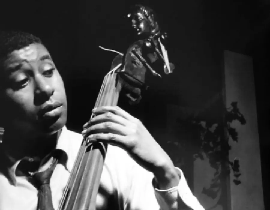 Perché il basso di Paul Chambers è in cima all'uscita in vinile di un poeta con tonalità blu?