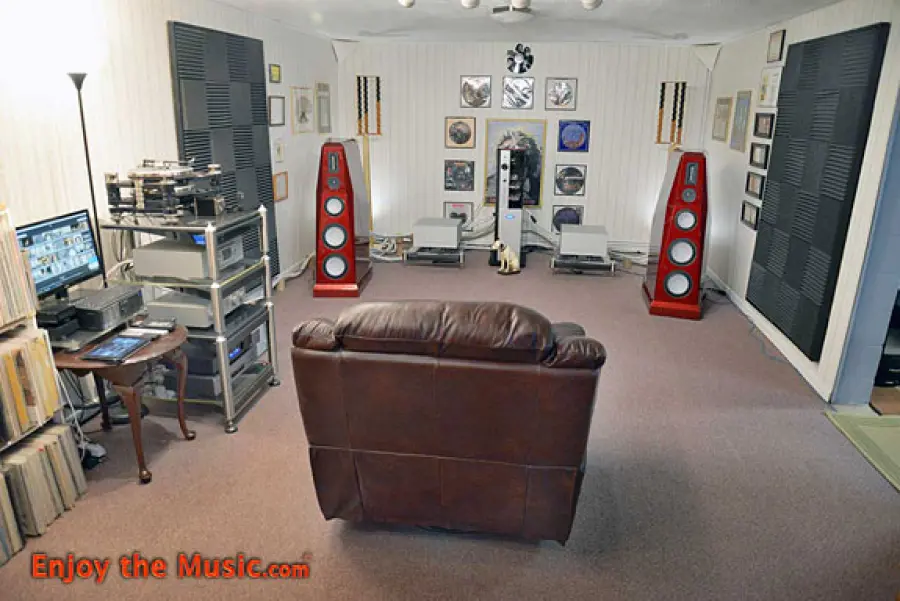 Rivista di revisione di febbraio di EnjoyTheMusic.com