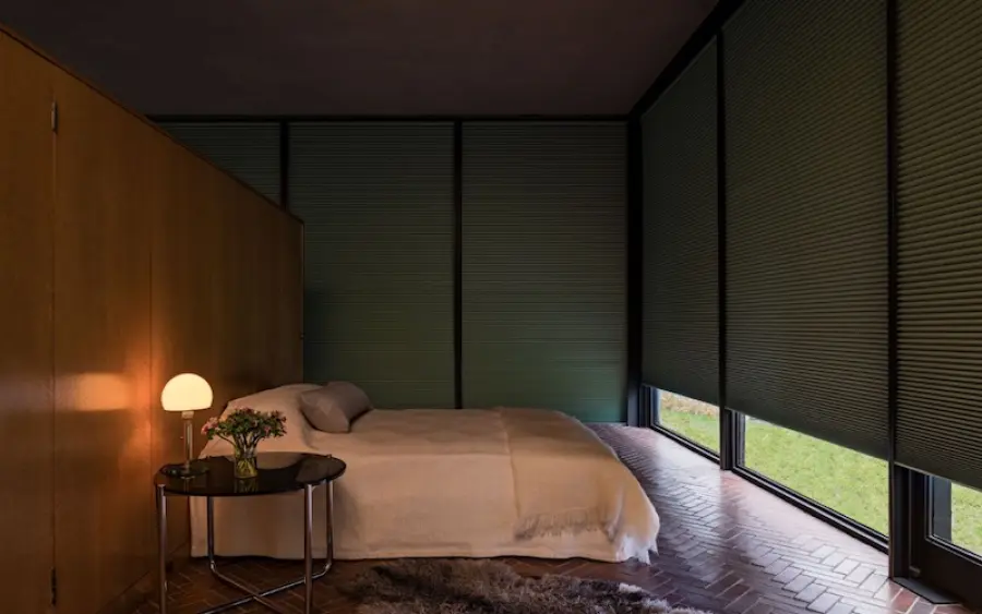 Abbraccia l'oscurità con Hunter Douglas LightLock System