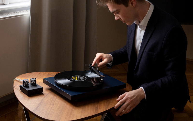 Il colorato Debut Carbon Evolution dà una nuova svolta ai giradischi Pro-Ject
