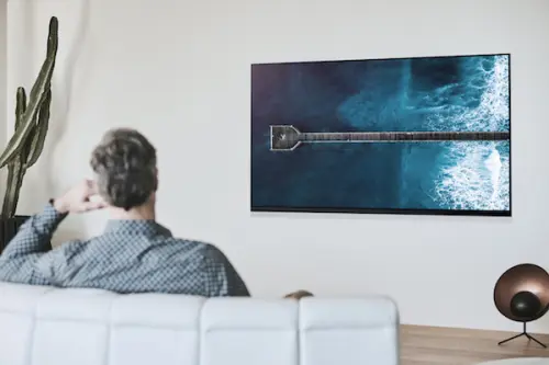 Posso usare una TV OLED per la visione di una stanza luminosa?