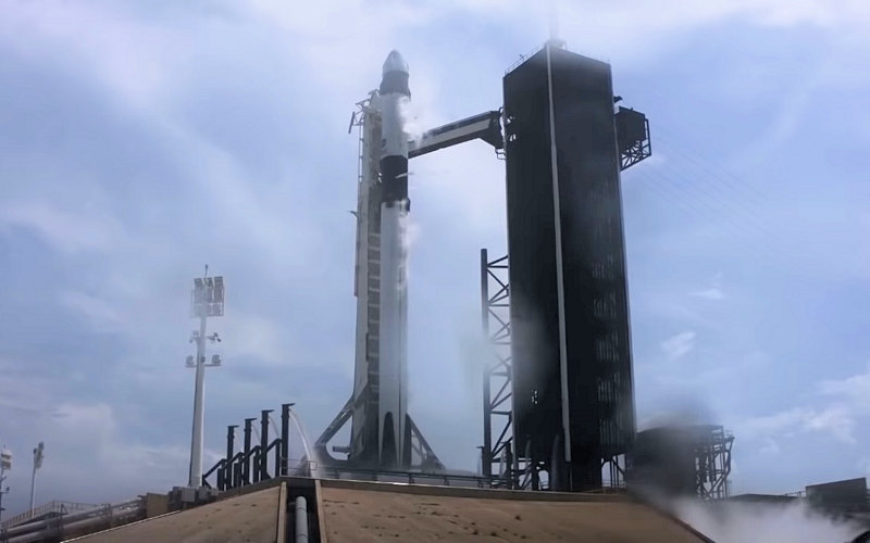 Guardare SpaceX Crew Dragon lanciarsi attraverso gli occhi di un bambino "sfidante" (e suo figlio)