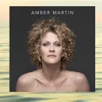 Amber Martin brilla di luce intensa su A.M. Oro