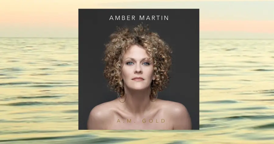 Amber Martin brilla di luce intensa su A.M. Oro
