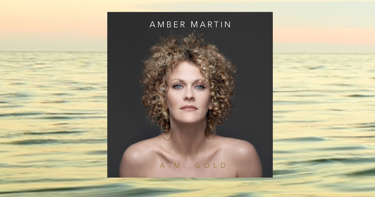 Amber Martin brilla di luce intensa su A.M. Oro