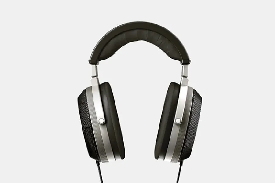 T + A annuncia la nuova cuffia solitario piano-magnetometrico P e un amplificatore / DAC HA 200