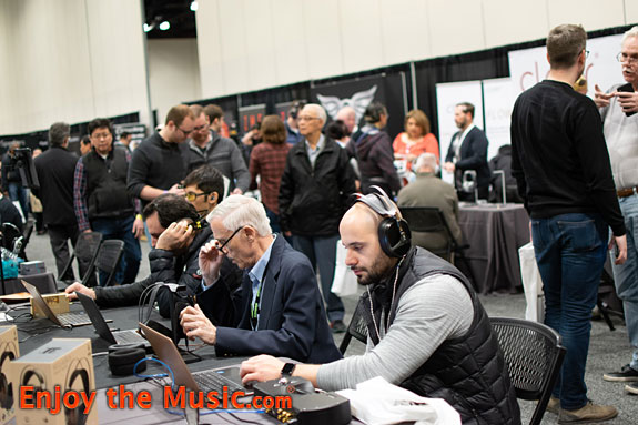 AXPONA Sala espositiva ampliata con Ear Gear Expo