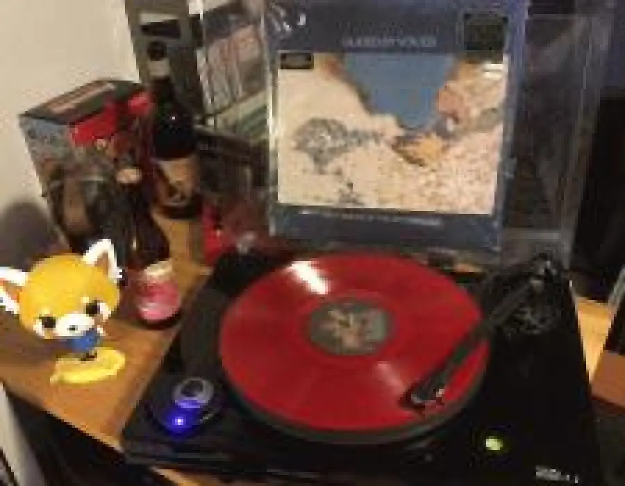 Guidato dalla prima canzone di Swan di Voices rivisitato, ristampato, rimasterizzato e riconsiderato su vinile, Tidal