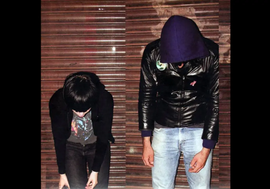 Crystal Castles S / T e il problema del drago Nakamichi