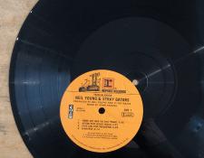 Riesci ad ascoltare oltre i glitch analogici e digitali?