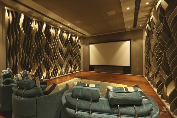 Questo Home Theatre mette in primo piano l'acustica e il centro