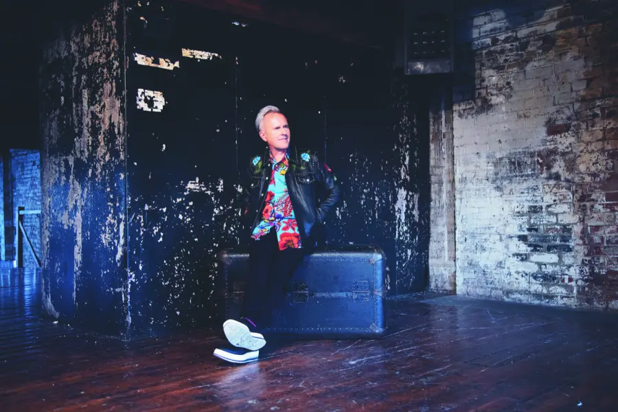 Il Maestro della tastiera Howard Jones si trasforma ancora una volta