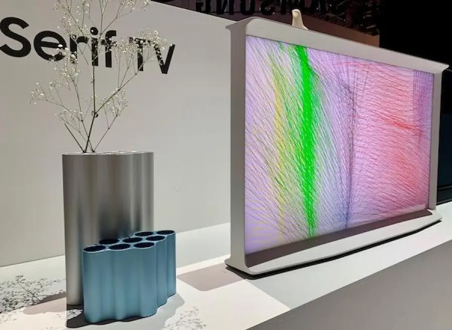 Samsung porta QLED Tech a Serif TV focalizzata sul design