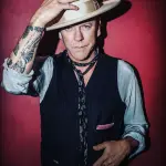 Kiefer Sutherland lo interpreta in modo spericolato e gratuito
