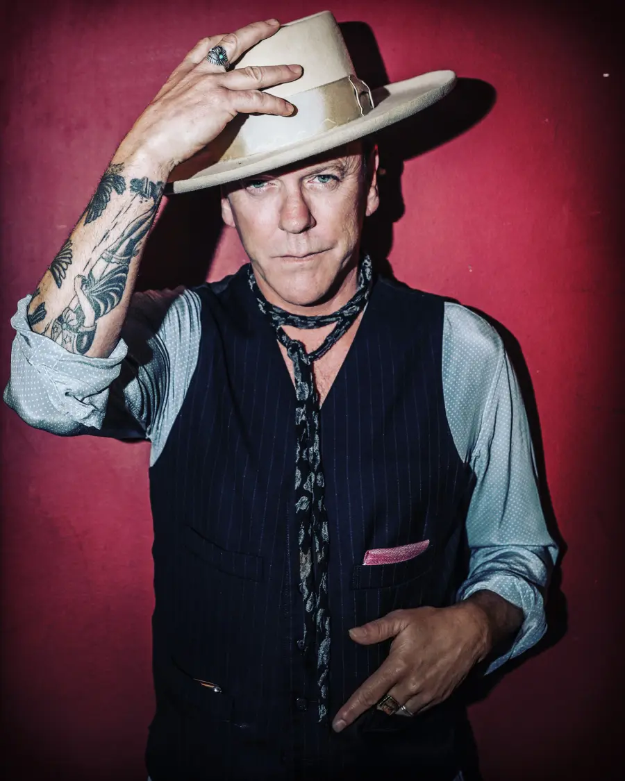Kiefer Sutherland lo interpreta in modo spericolato e gratuito