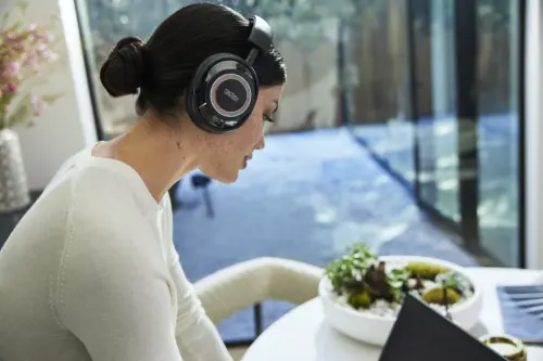 Mark Levinson porta l'ascolto di lusso in movimento con le prime cuffie wireless Lifestyle