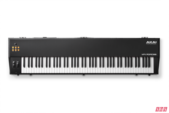 Il controller Akai a grandezza naturale con martello colpisce la strada