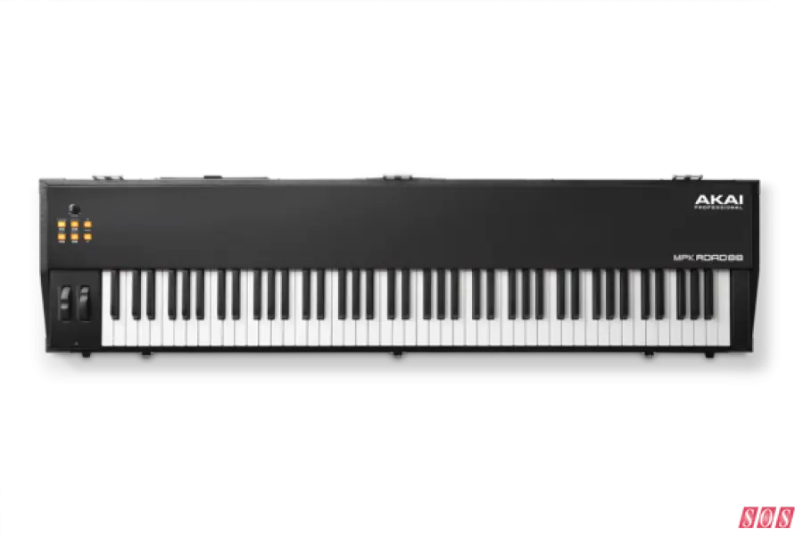 Il controller Akai a grandezza naturale con martello colpisce la strada