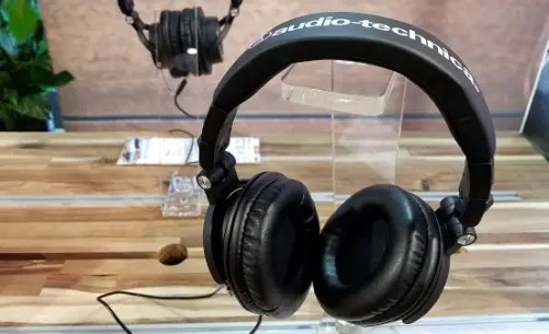 Audio-Technica taglia il cavo su una cuffia popolare e mostra altri extra