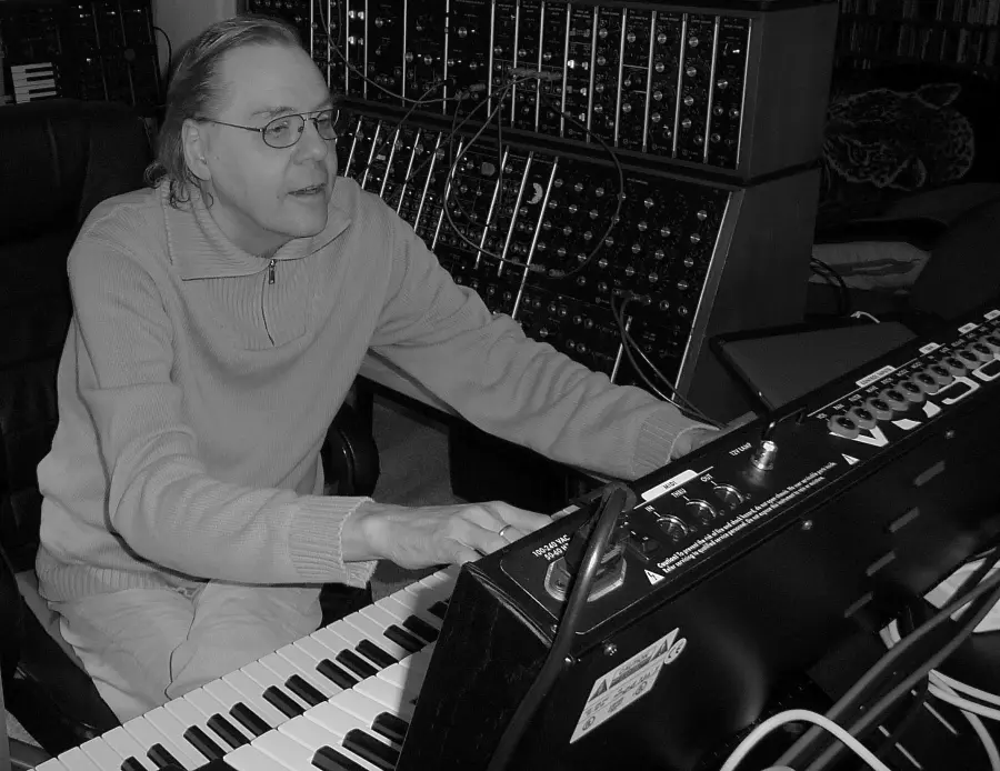 Il pioniere della musica elettronica Klaus Schulze emerge di nuovo con le sagome