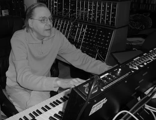 Il pioniere della musica elettronica Klaus Schulze emerge di nuovo con le sagome