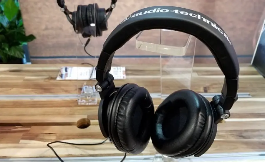 Audio-Technica taglia il cavo su una cuffia popolare e mostra altri extra